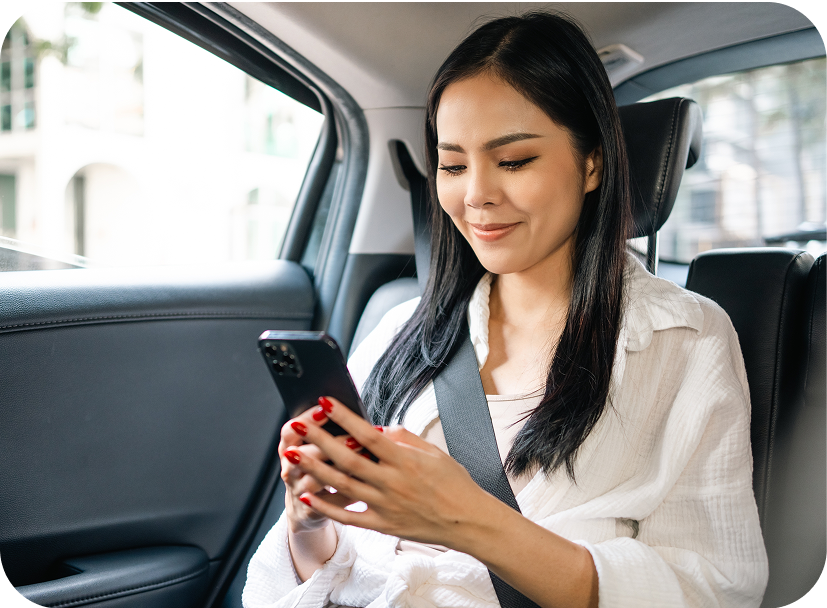 product-features_woman-car-backseat_phone